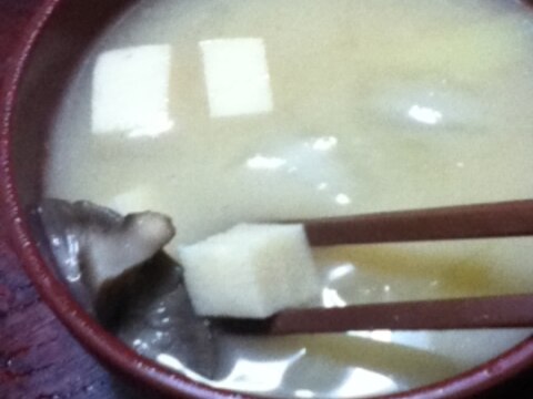 高野豆腐と白菜シイタケの味噌汁